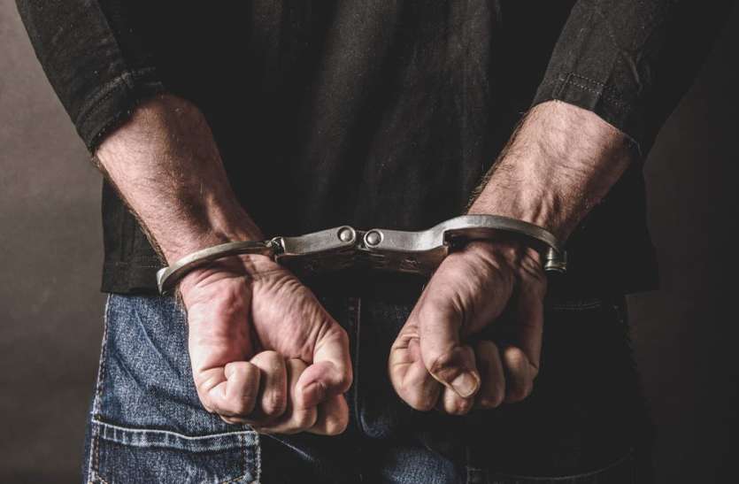 shoplifting-handcuffs-lpm-0119-feature-article-1_1.jpg फरार आरोपी नहीं मिला तो पत्नी-बच्चों पुलिस ले गई थाने, पति ने खाया जहर