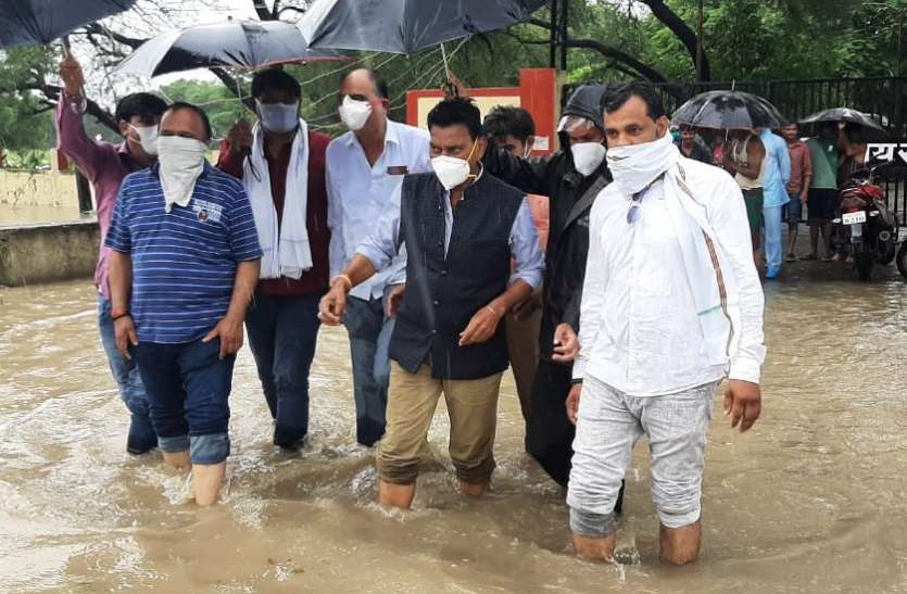 जल प्रभावित क्षेत्रों का मंत्री ने किया दौरा, कहा- लोगों के रहने के लिए तुरंत की जाए व्यवस्था जल प्रभावित क्षेत्रों का मंत्री ने किया दौरा, कहा- लोगों के रहने के लिए तुरंत की जाए व्यवस्था
