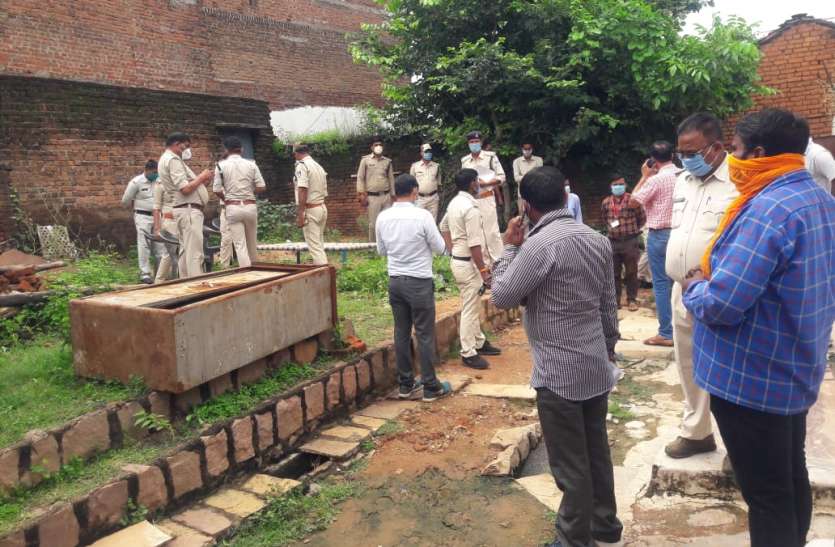 MLA along with DIG, Collector, SP reached the spot, case suspicious खरगापुर के गंज मोहल्ले में एक ही परिवार के पांच सदस्य फांसी के फंदे संदिग्ध परिस्थियों में लटके मिले