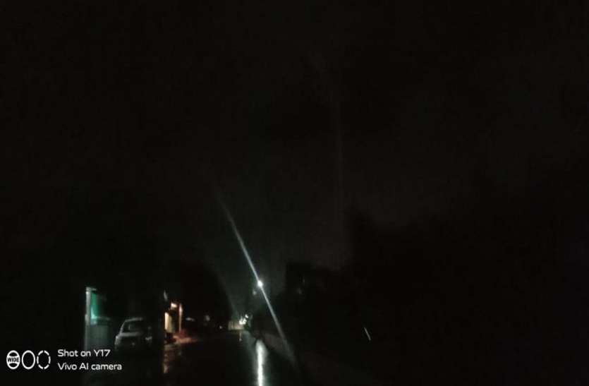 Street lights closed on dividers, the streets are dark for months नगरवासियों के दरवाजों पर उजाला नहीं होता तो सड़कों पर फैल जाता अंधेरा