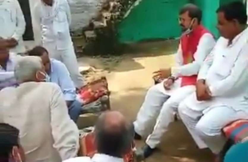 transport_minister_1.jpg परिवहन मंत्री के बिगड़े बाेल, भरी पंचायत में मंत्रियों के पद काे लेकर कर दी टिप्पणी, देखें वीडियो