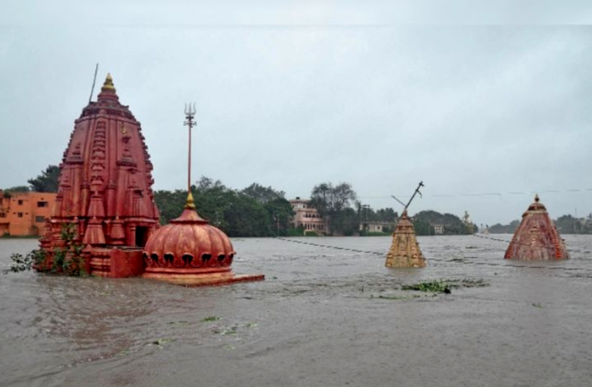 news एक ही दिन की बारिश में डूब गया आधा शहर, छतों पर चढ़कर लोगों ने बचाई जान, नदी-नाले उफान पर
