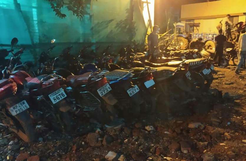 2401nsp4.jpg गोटेगांव के ग्राम गर्रा में जुआ फड़ पर छापा 14 बाइक जब्त, जुआरी फरार