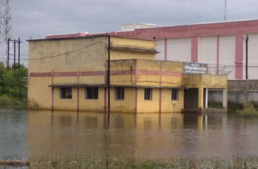 Meteorological department of 25 lakh was submerged in rain water, wate बारिश के पानी में जलमग्न हुआ 25 लाख की नापतौल विभाग, खनिज विभाग की दहलीज भी पहुंचा पानी