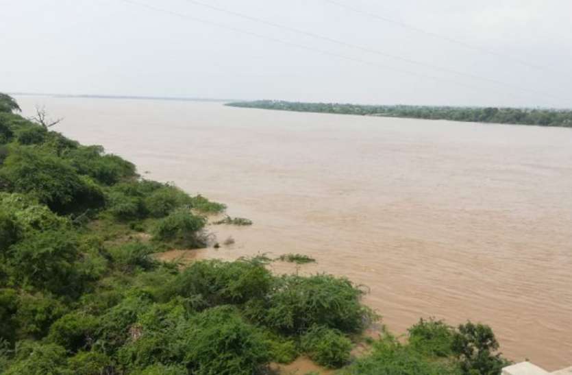 अब चंबल आई रौद्र रूप में, एक रात में 21 फीट बढ़ा पानी अब चंबल आई रौद्र रूप में, एक रात में 21 फीट बढ़ा पानी