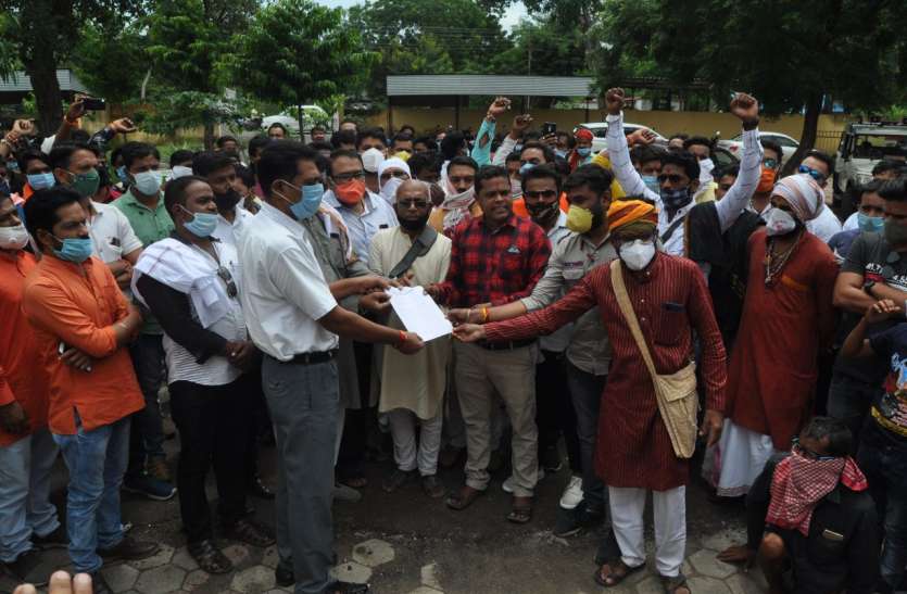 Hindu organizations submitted memorandum against police inspector स्थापित गणेश प्रतिमा हटाने पर बवाल, टीआइ के विरोध में हिंदू संगठनों ने खोला मोर्चा