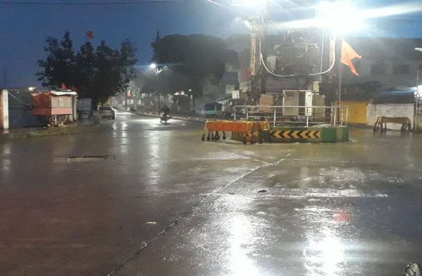 Weather: मौसम मेहरबान, भारी बारिश से उफनाए नदी-नाले Weather: मौसम मेहरबान, भारी बारिश से उफनाए नदी-नाले