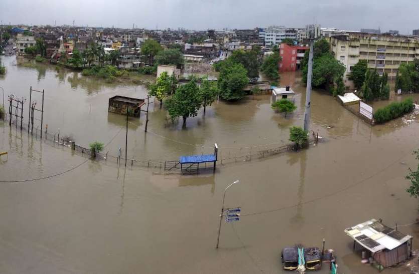 creeks overflow फिर उफनी खाड़ी, आबादी में घुसा पानी KHADI FLOOD: सैकड़ों घरों में एक बार फिर घुसा पानी