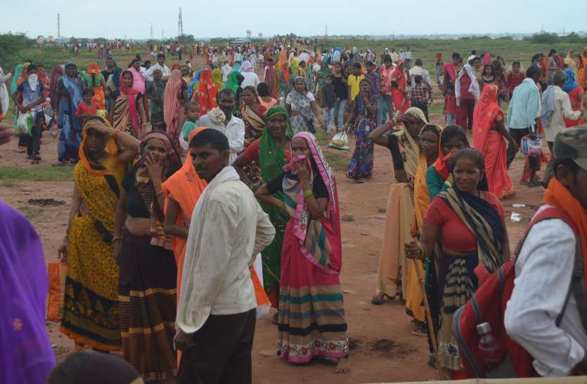 Efforts of police and administration failed, thousands of devotees reached Machkund Sarovar पुलिस और प्रशासनके प्रयास फेल, हजारों की संख्या में मचकुण्ड सरोवर पहुंचे श्रद्धालु