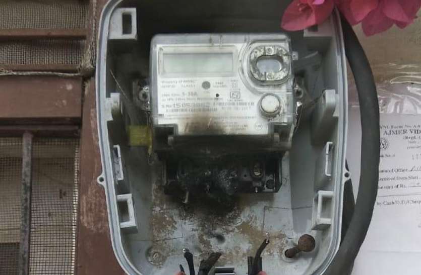 electric_meter_burnt.jpg बिजली विभाग की लापरवाही से घरों में उपकरण जले, लाखोंं का नुकसान