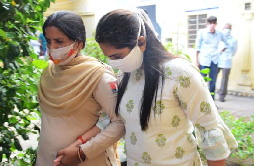 तहसीलदार बनकर आई महिला को किया पुलिस के हवाले तहसीलदार बनकर आई महिला को किया पुलिस के हवाले