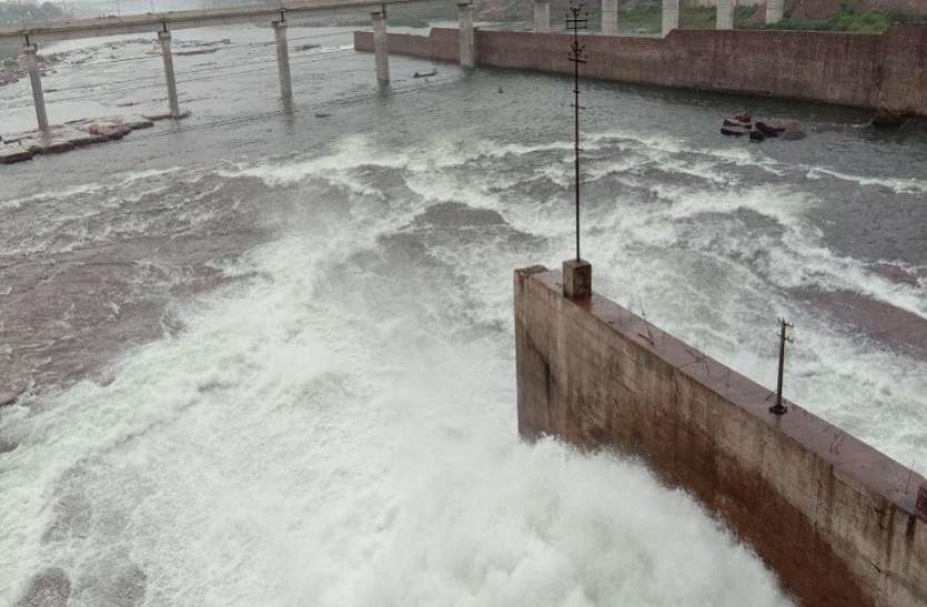gandhi sagar dam Gate can open anytime गांधी सागर का जल स्तर 1304 पहुंचा, कभी भी खुल सकते हैं गेट