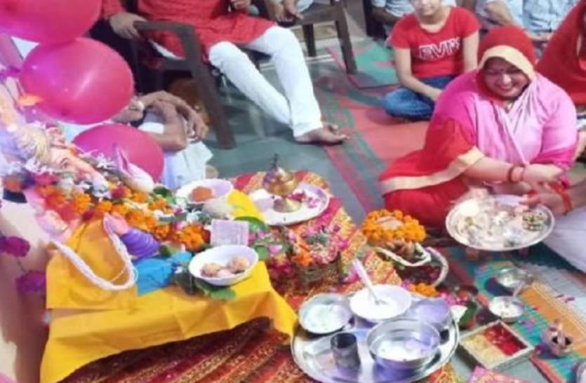 प्रशासन ने दिए निर्देश तो लोगों ने इस तरह मनाया महोत्सव, और विघ्नहर्ता से मांगी ये दुआ प्रशासन ने दिए निर्देश तो लोगों ने इस तरह मनाया महोत्सव, और विघ्नहर्ता से मांगी ये दुआ