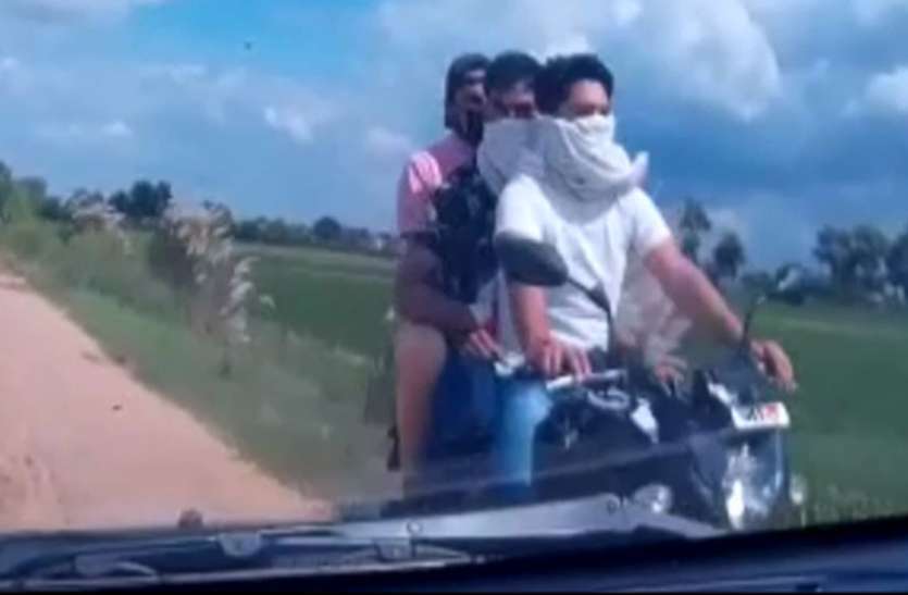 greater-noida.jpg वेट लैंड में वाइल्ड लाइफ फोटोग्राफर से बदमाशों ने लाखों का कैमरा लूटा, कार के कैमरे में कैद हुई वारदात