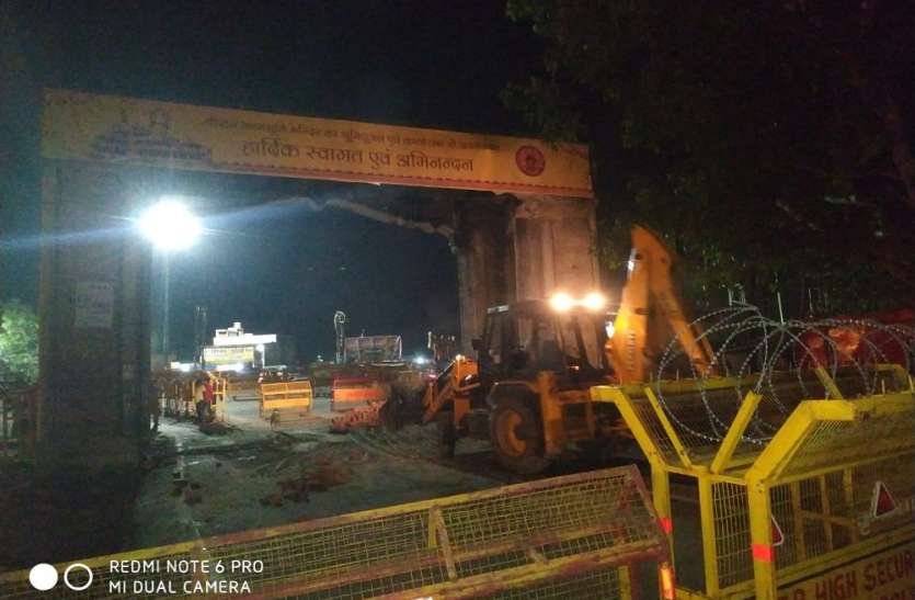 सपा सरकार के निर्माणाधीन श्री राम द्वार पर चली जेसीबी सपा सरकार के निर्माणाधीन श्री राम द्वार पर चली जेसीबी