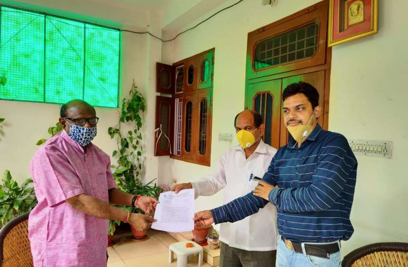बीमा कर्मियों का प्रतिनिधिमंडल राज्यसभा सांसद से मिला बीमा कर्मियों का प्रतिनिधिमंडल राज्यसभा सांसद से मिला