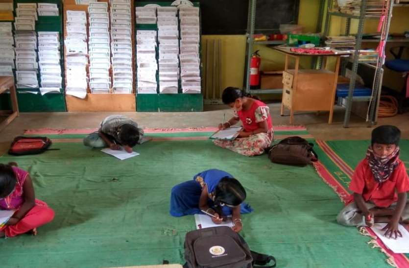 मंदिर, मस्जिद, चर्च, विवाह सभागार में ऑफलाइन कक्षाओं से बदली 600 गरीब बच्चों की जिंदगी मंदिर, मस्जिद, चर्च, विवाह सभागार में ऑफलाइन कक्षाओं से बदली 600 गरीब बच्चों की जिंदगी