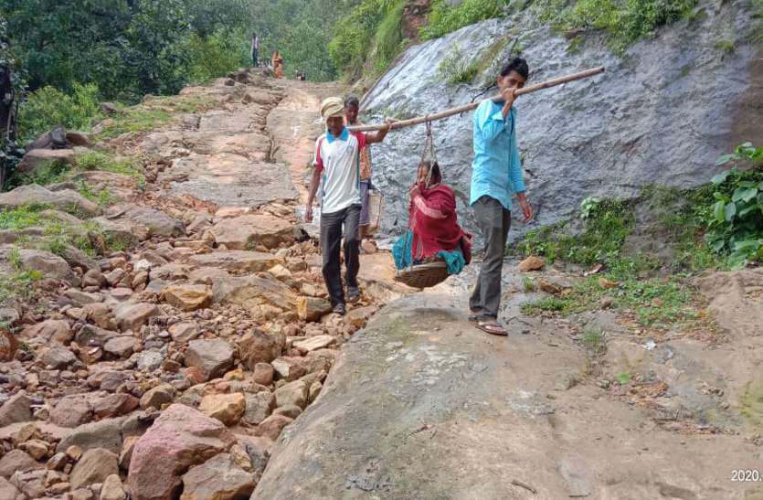 बीमार दिव्यांग महिला को अस्पताल पहुंचाने करनी पड़ी जद्दोजहद, झेलगी में ढोकर 15 किमी चले परिजन बीमार दिव्यांग महिला को अस्पताल पहुंचाने करनी पड़ी जद्दोजहद, झेलगी में ढोकर 15 किमी चले परिजन