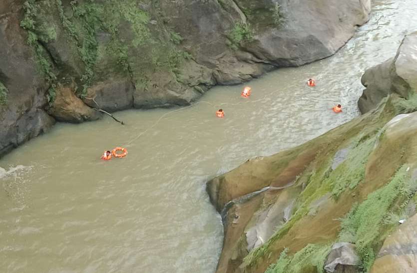 Breaking: सेल्फी लेते समय कुमेली झरने में गिरे 2 युवक, 1 लापता, दूसरा गंभीर, डेढ़ महीने पहले ही हुई थी शादी Breaking News: कुमेली घाट पर सेल्फी लेने के दौरान 50 फीट गहरी खाई में जा गिरे मामा-भांजा, लापता भांजे की 2 महीने पहले ही हुई थी शादी