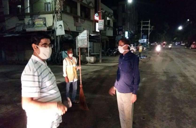 आयुक्त ने देर रात सड़कों पर घूमकर देखी सफाई व्यवस्था आयुक्त ने देर रात सड़कों पर घूमकर देखी सफाई व्यवस्था