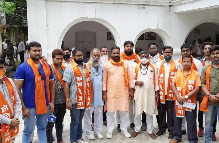 muzaffarnagar-1.jpg मुजफ्फरनगर में फोटो के लिए प्रदर्शनकारी भूल गए साेशल डिस्टेंस और उतार दिए मास्क
