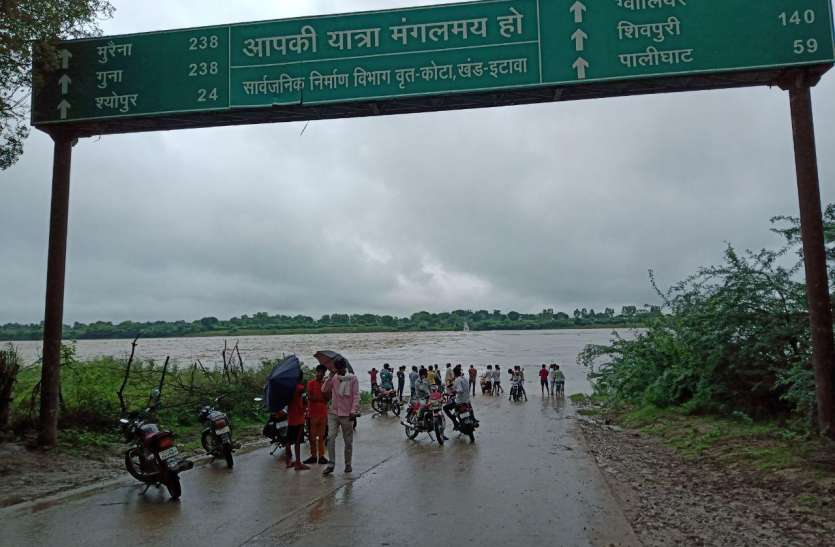 चम्बल नदी उफान पर, अलर्ट जारी चम्बल नदी उफान पर, अलर्ट जारी
