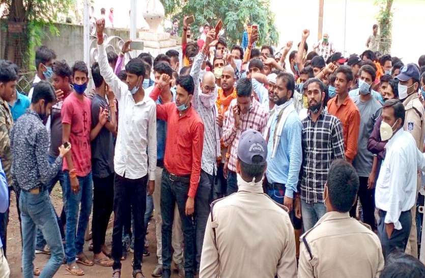 युवाओं ने दी विधानसभा उपचुनाव में भाजपा के खिलाफ प्रचार करने की चेतावनी युवाओं ने दी विधानसभा उपचुनाव में भाजपा के खिलाफ प्रचार करने की चेतावनी