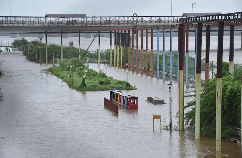HOLY RIVER तापी नदी ने पार किए तटबंध HOLY RIVER तापी नदी ने पार किए तटबंध