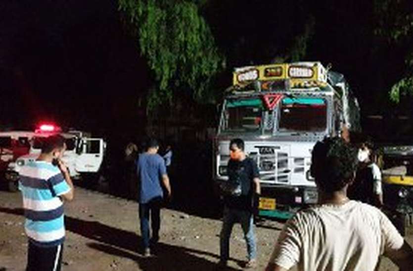 पुलिस नाकों को तोड़ शहर में घुसा ट्रक पुलिस नाकों को तोड़ शहर में घुसा ट्रक