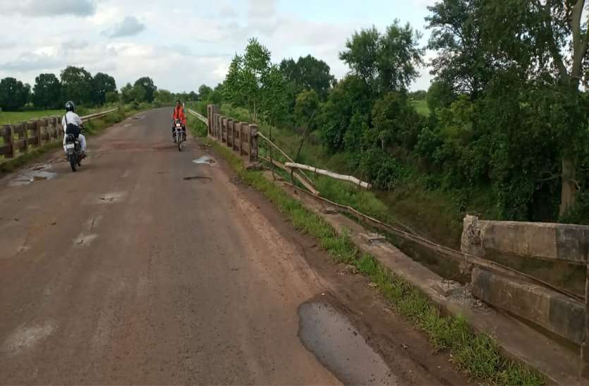Broken railing of culvert on state highway, feasting on death, incidents have already taken place मौत को दावत दे रही स्टेट हाइवे पर पुलिया की टूटी रैलिंग, पहले हो चुकी हैं घटनाएं