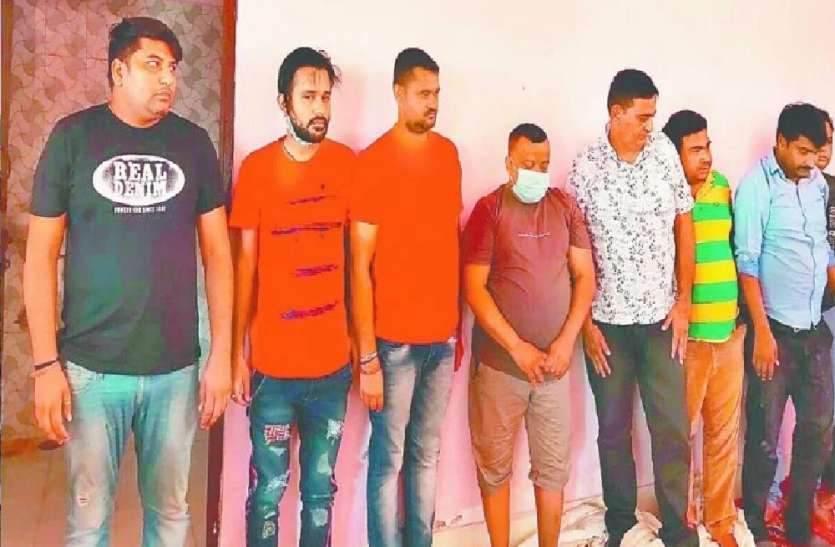 मैरिज हॉल में दाल बाटी के नाम सजी जुए की महफिल, पुलिस ने किए 14 गिरफ्तार मैरिज हॉल में दाल बाटी के नाम सजी जुए की महफिल, पुलिस ने किए 14 गिरफ्तार