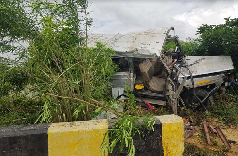 अनियंत्रित होकर पलटी क्रूजर जीप, चालक सहित तीन की मौत, आधा दर्जन घायल अनियंत्रित होकर पलटी क्रूजर जीप, चालक सहित तीन की मौत, आधा दर्जन घायल