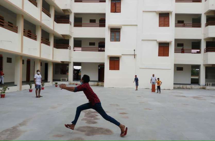 Corona: Kovid center Anuppur cricket stadium, children and youth are h कोरोना: कोविड सेंटर अनूपपुर बना क्रिकेट स्टेडियम, बच्चों और युवा लगा रहे चौके छक्के