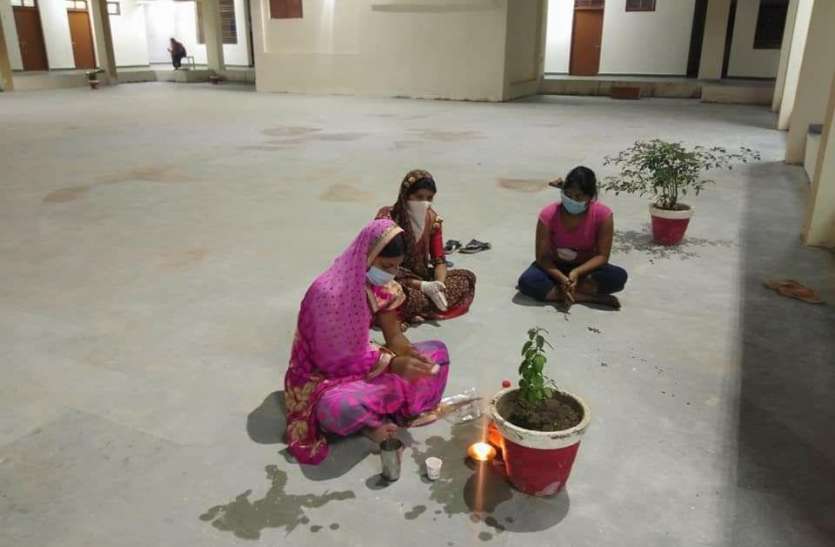 Saptami Vrat: Mothers praying to Shiva and Vishnu for longevity of chi सप्तमी व्रत: कोविड सेंटर में इलाजरत माताओं ने संतान की दीर्घायु लिए शिव और विष्णु की पूजा अर्चना
