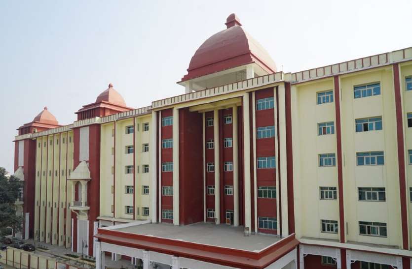 BHU Super Spaciality Hospital कोरोना मरीज ने बीएचयू हॉस्पिटल की चौथी मंजिल से कूदकर जान दी, दूसरे का शव अस्प्ताल के पीछे पाया गया