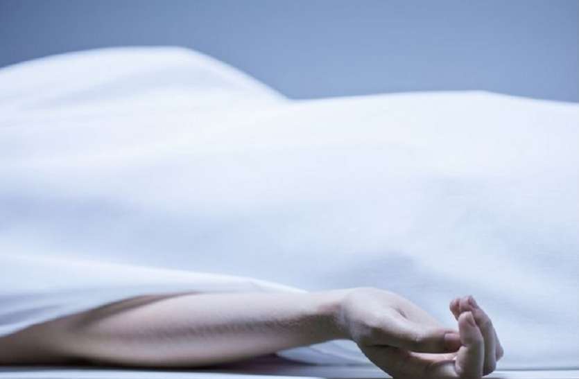 लापता किशोरी का शव गड्ढे में मिला, (प्रतीकात्मक फोटो) लापता किशोरी का शव मिला बारिश के पानी से लबालब गड्ढे में