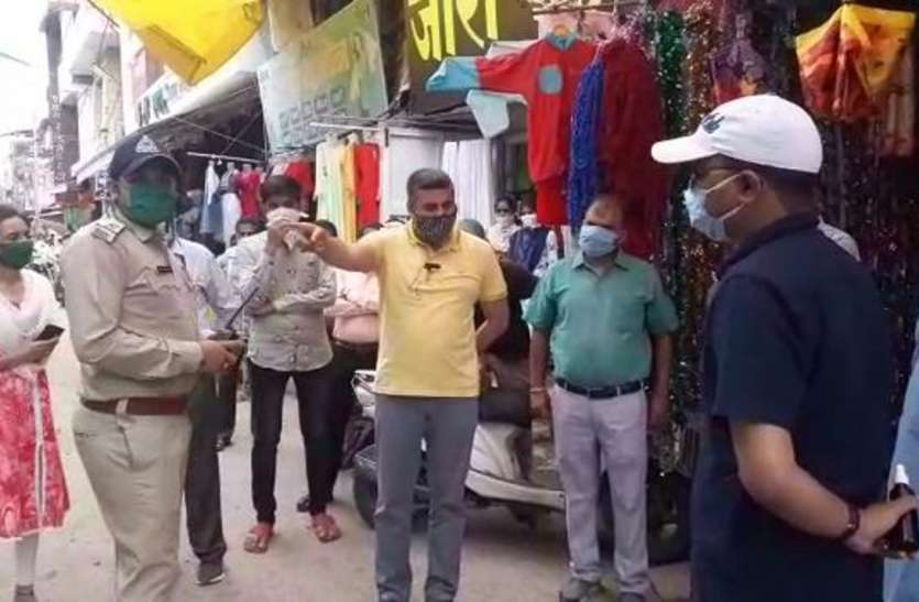 राजस्व अमले को फटकार लगाते विधायक जानिए, व्यापारियों पर कार्रवाई से क्यों आक्रोशित हुए विधायक
