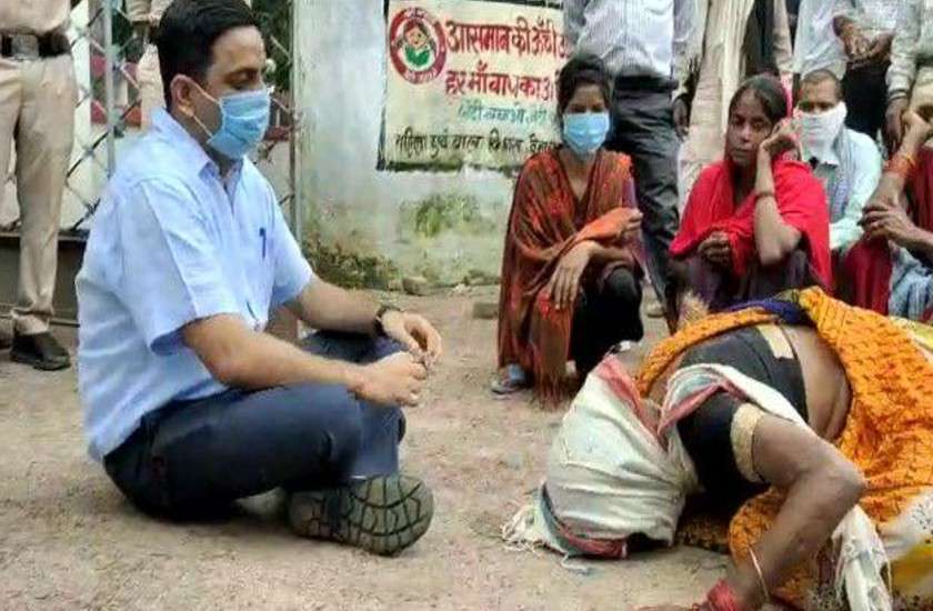 न्याय मांगने पहुंची महिलाएं तो जमीन पर बैठकर समस्या सुनने लगे एमपी, शिकायत मिलते ही टीआई को हटाया