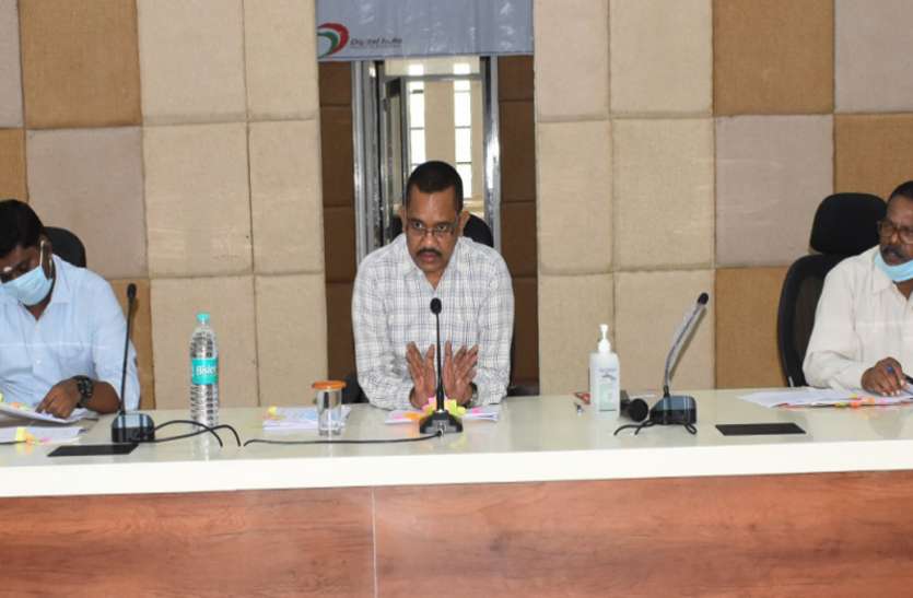 परियोजना अधिकारियों और सुपरवाइजरों पर भडक़े कलक्टर, कहा- अच्छे काम पर सम्मान तो लापरवाही पर करूंगा कड़ी कार्रवाई परियोजना अधिकारियों और सुपरवाइजरों पर भडक़े कलक्टर, कहा- अच्छे काम पर सम्मान तो लापरवाही पर करूंगा कड़ी कार्रवाई