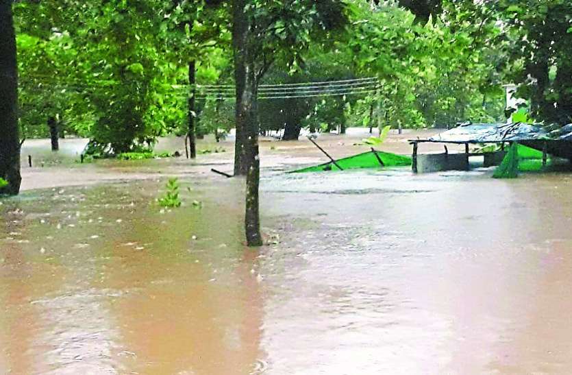 बस्तर में बाढ़ की वजह से सूने हुए सीआरपीएफ के कैंप बस्तर में बाढ़ की वजह से सूने हुए सीआरपीएफ के कैंप