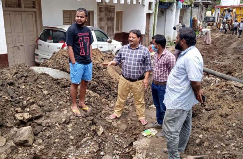 Sewerage line work was stopped in ward 9 वार्ड 9 में रोक दिया था सीवरेज लाइन का काम