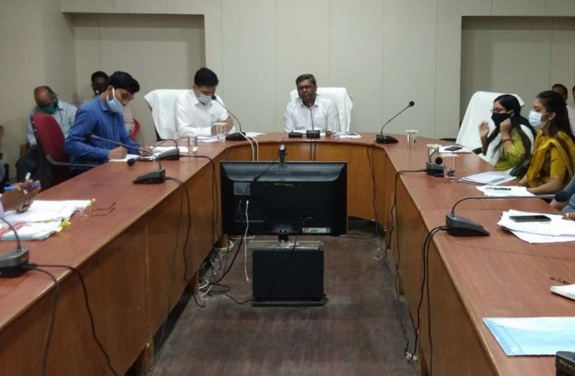 Deadline meeting: Collector said - Salary will be deducted due to negligence समय-सीमा की बैठक: कलेक्टर ने कहा- लापरवाही पर कटेगा वेतन