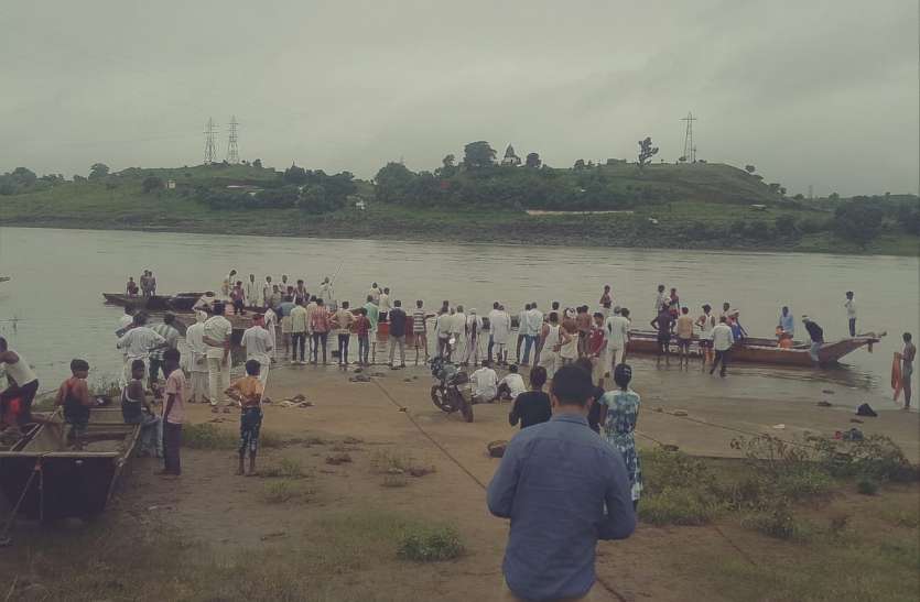 Two sisters taking bath in Narmada died due to drowning नर्मदा में नहा रही बहन डूबी तो बचाने पानी में कूद पड़ी रानू, डूबने से दोनों की मौत