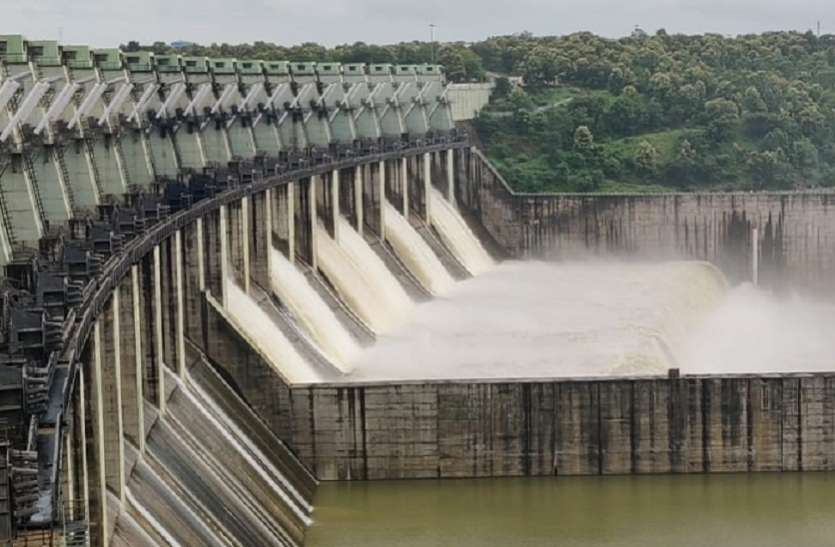 Water released by opening six gates of Indira Sagar Dam इंदिरा सागर बांध लबालब, छह गेट आधा मीटर तक खोल 750 क्यूमेक्स पानी किया डिस्चार्ज