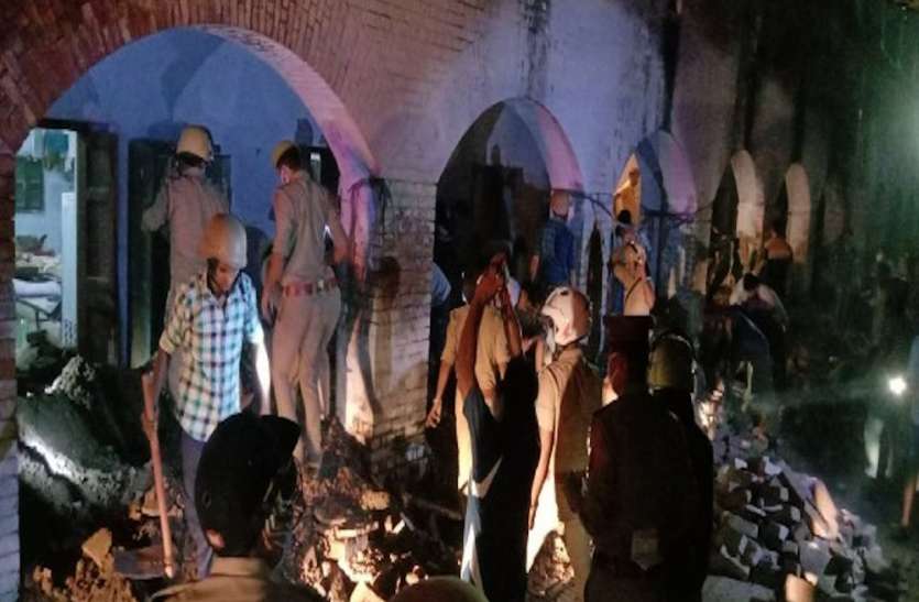 पुलिस लाइन में बैरक की छत गिरने से सिपाही की मौत, मलबे में दबने से कई की हालत गंभीर पुलिस लाइन में बैरक की छत गिरने से सिपाही की मौत, मलबे में दबने से कई की हालत गंभीर