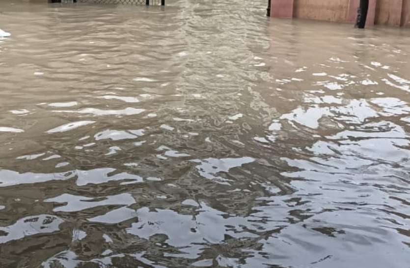 KHADI FLOOD: मुश्किल भरे दिन, ऑफिस-नौकरी जाना दूभर KHADI FLOOD: मुश्किल भरे दिन, ऑफिस-नौकरी जाना दूभर