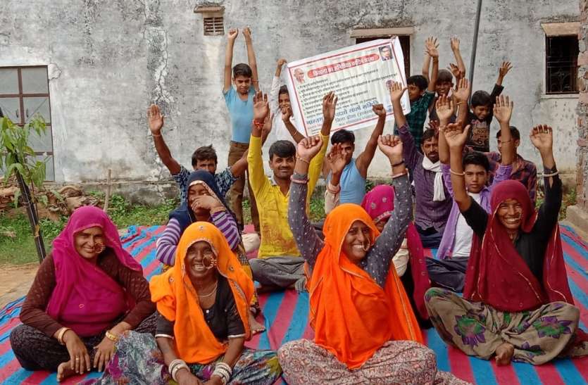 धरना-प्रदर्शन में महिलाएं हुई शामिल धरना-प्रदर्शन में महिलाएं हुई शामिल
