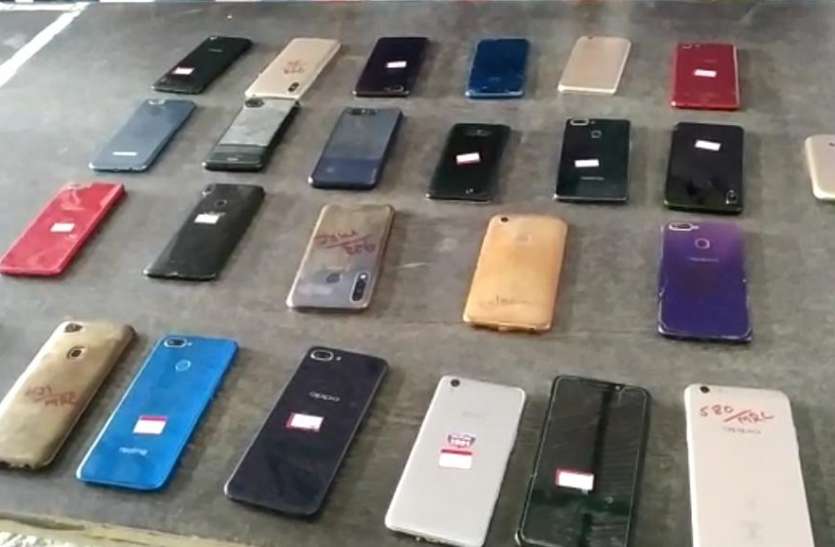 meerut.jpg मेरठ पुलिस ने लोगों काे लाैटाए उनके चाेरी गए दस लाख रुपये कीमत के माेबइल फाेन ताे खिल उठे चेहरे