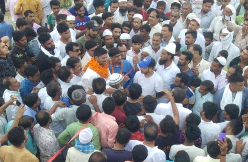 muzaffarnagar.jpg भाजपा नेता ने उड़ाई सोशल डिस्टेंस धज्जियां, हजारों लोगों की भीड़ जुटाकर किया सड़क का शिलान्यास