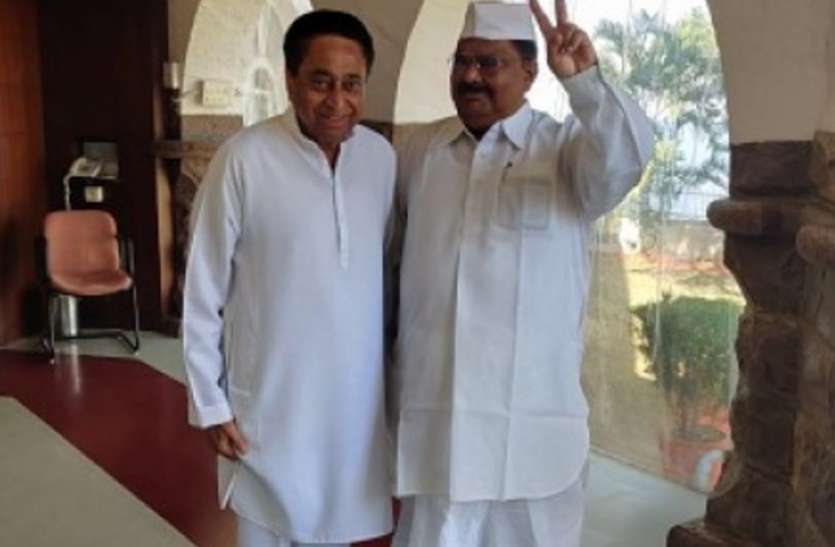 कमलनाथ के करीबी का दावा: जल्द भाजपा में शामिल होगा कांग्रेस का दिग्गज नेता, 4 विधायक भी कांग्रेस छोड़ेंगे कमलनाथ के करीबी का दावा: जल्द भाजपा में शामिल होगा कांग्रेस का दिग्गज नेता, 4 विधायक भी कांग्रेस छोड़ेंगे